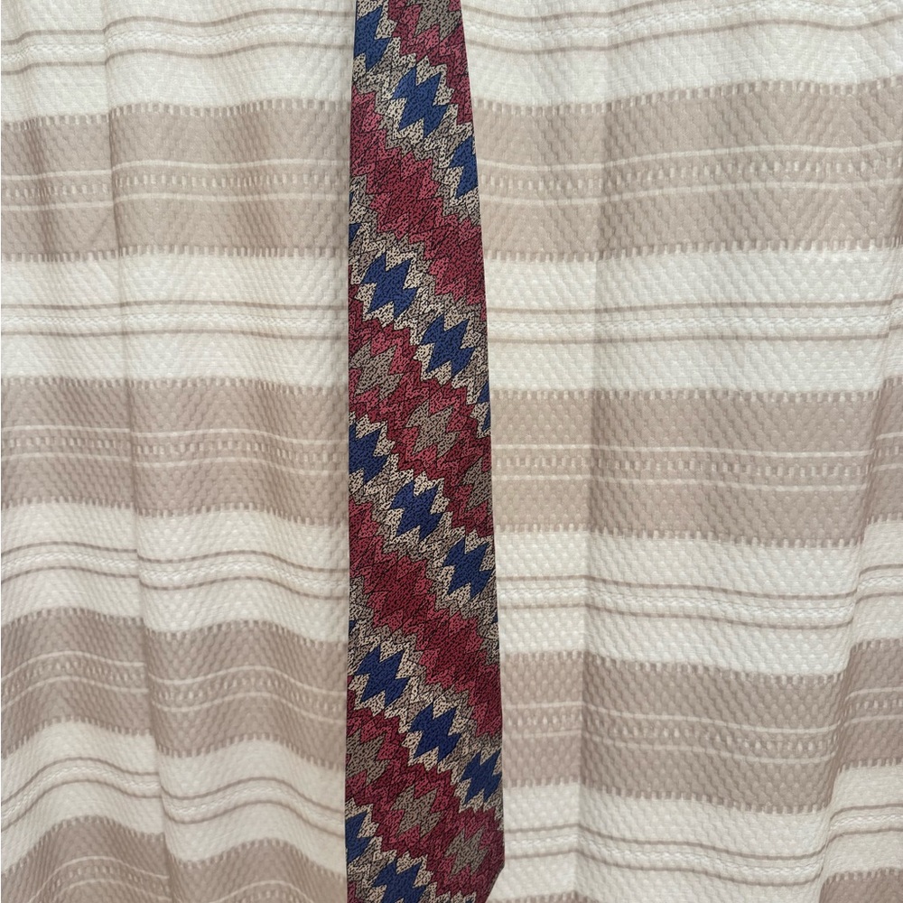 Zigzag Patterned Tie in Red and Blue